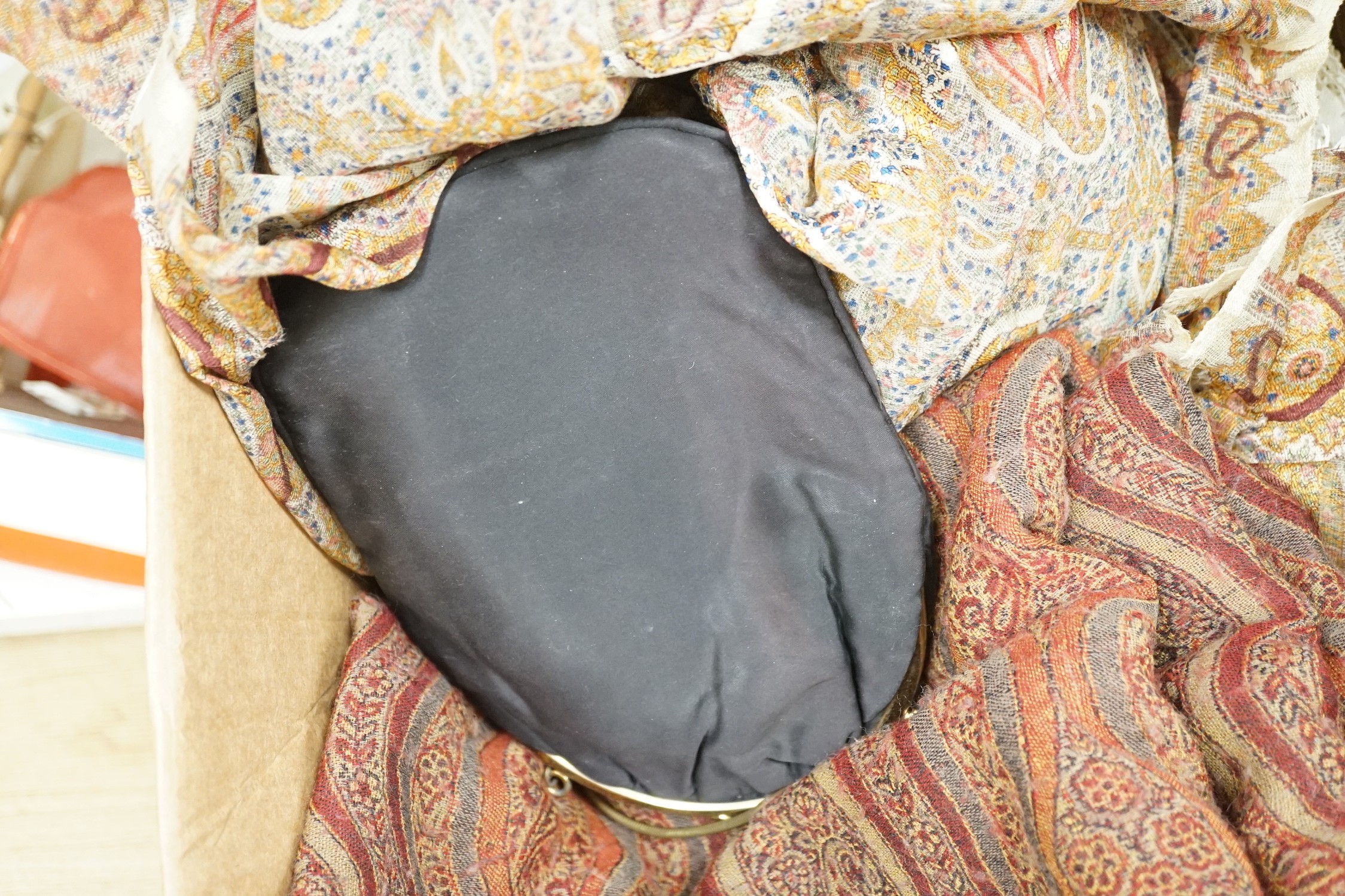 A quantity of mixed linen, together with two paisley seals and other table mats, cloths, etc.
